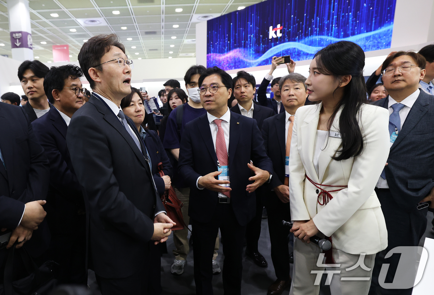 (서울=뉴스1) 오대일 기자 = 박윤영 KT 대표가 22일 서울 강남구 코엑스에서 열린 '2026 월드IT쇼'(WIS 2026)를 찾아 KT 부스를 둘러보고 있다.'생각을 넘어 행 …