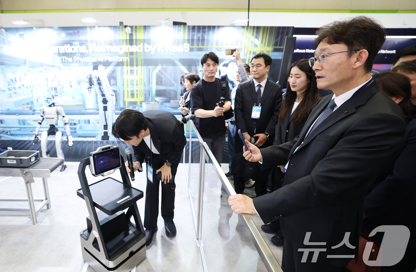 (서울=뉴스1) 오대일 기자 = 박윤영 KT 대표가 22일 서울 강남구 코엑스에서 열린 '2026 월드IT쇼'(WIS 2026) KT 부스에서 K-RaaS 플랫폼을 활용한 산업 현 …