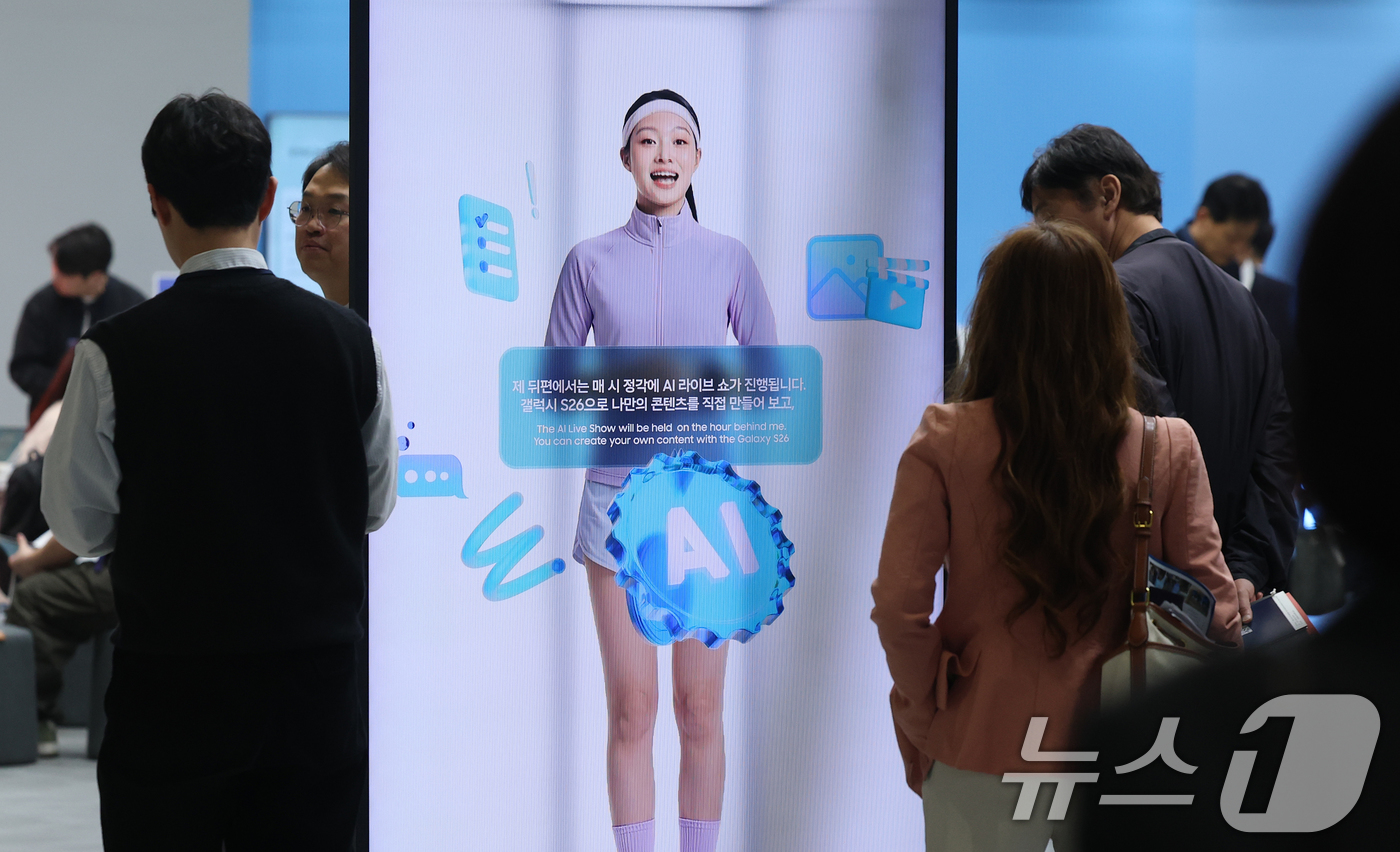 (서울=뉴스1) 오대일 기자 = 22일 서울 강남구 코엑스에서 열린 '2026 월드IT쇼'(WIS 2026)를 찾은 관람객들이 삼성전자 부스에서 3D 디스플레이 '스페이셜 사이니지 …