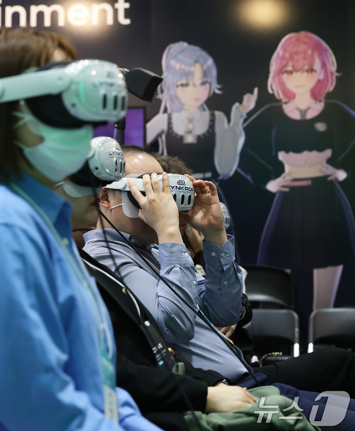 (서울=뉴스1) 오대일 기자 = 22일 서울 강남구 코엑스에서 열린 '2026 월드IT쇼'(WIS 2026)에서 관람객들이 VR 콘서트를 체험하고 있다.'생각을 넘어 행동으로: A …