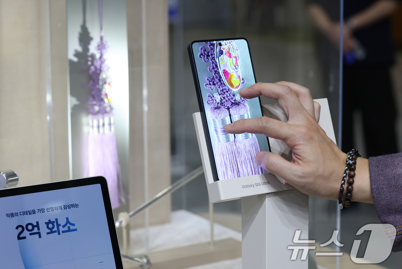 (서울=뉴스1) 오대일 기자 = 22일 서울 강남구 코엑스에서 열린 '2026 월드IT쇼'(WIS 2026)에서 삼성전자 부스를 찾은 관람객들이 갤럭시 S26 울트라의 2억 화소 …