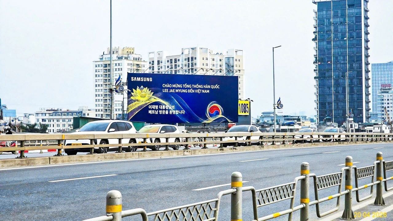 본문 이미지 - 베트남 하노이 노이바이 국제공항에서 시내로 진입하는 녓떤교(Nhat Tan)에 삼성전자 현지법인이 이재명 대통령 방문을 환영하는 광고를 설치했다.(삼성전자 제공)/뉴스1
