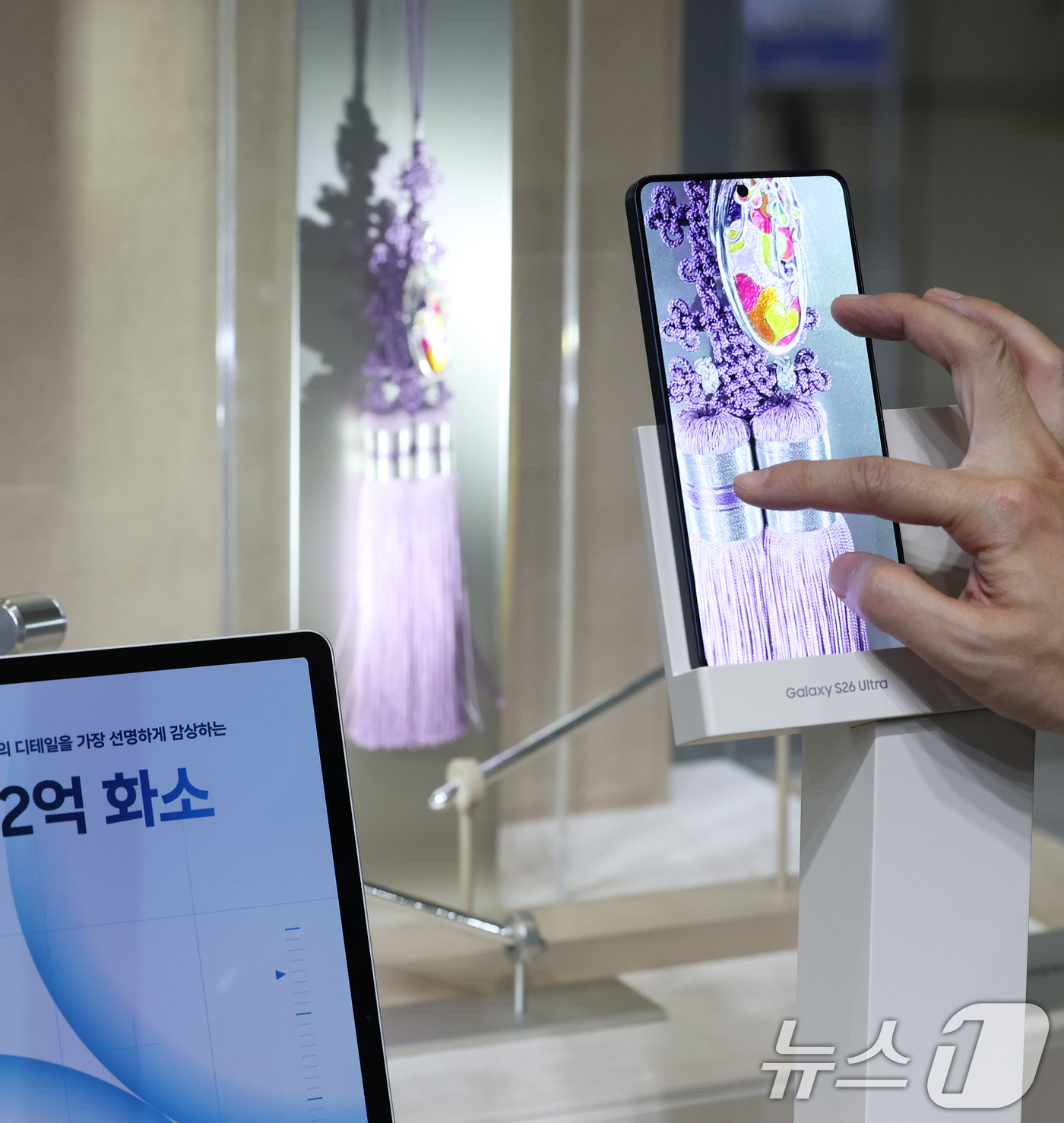 (서울=뉴스1) 오대일 기자 = 22일 서울 강남구 코엑스에서 열린 '2026 월드IT쇼'(WIS 2026)에서 삼성전자 부스를 찾은 관람객들이 갤럭시 S26 울트라의 2억 화소 …