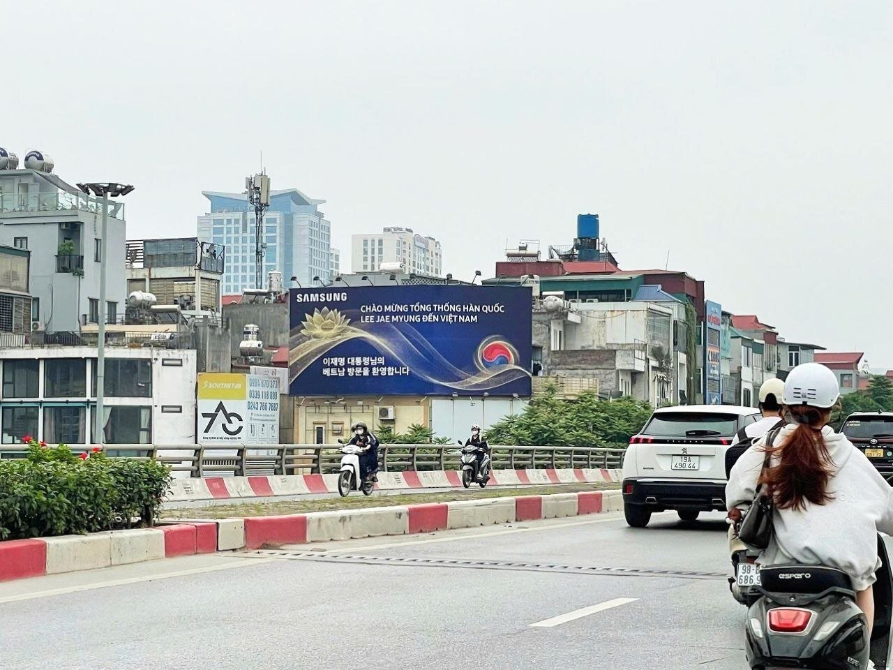 본문 이미지 - 베트남 하노이 중심지인 다오떤(Dao Tan) 거리에 삼성전자 현지법인이 이재명 대통령 방문을 환영하기 위해 추진한 옥외광고가 걸려 있다.(삼성전자 제공)/뉴스1
