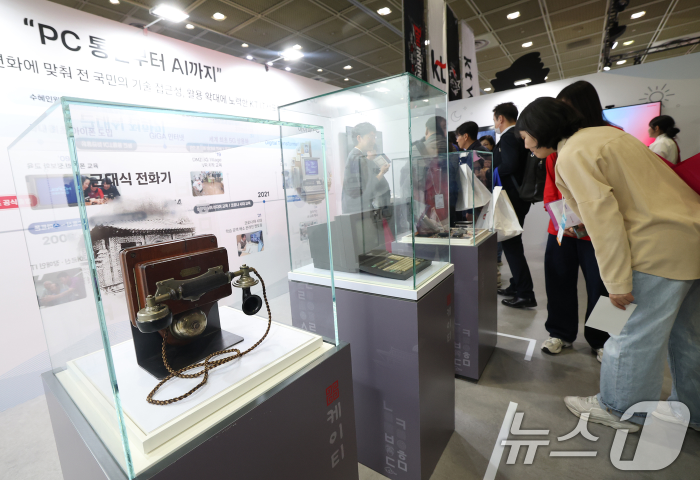(서울=뉴스1) 오대일 기자 = 22일 서울 강남구 코엑스에서 열린 '2026 월드IT쇼'(WIS 2026)를 찾은 관람객들이 KT 부스를 살펴보고 있다.'생각을 넘어 행동으로: …