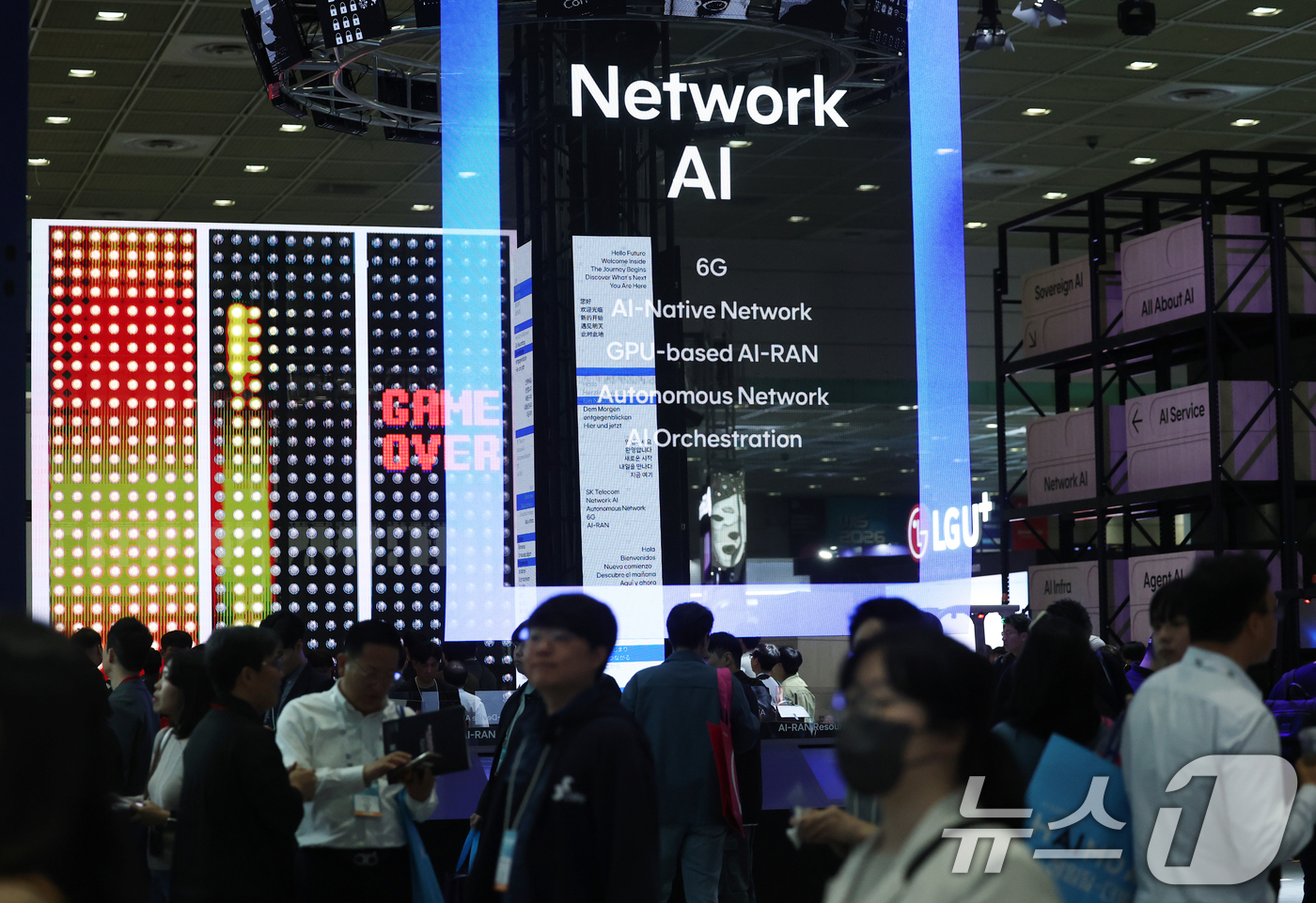 (서울=뉴스1) 오대일 기자 = 22일 서울 강남구 코엑스에서 열린 '2026 월드IT쇼'(WIS 2026)를 찾은 관람객들이 SKT 부스를 둘러보고 있다.'생각을 넘어 행동으로: …