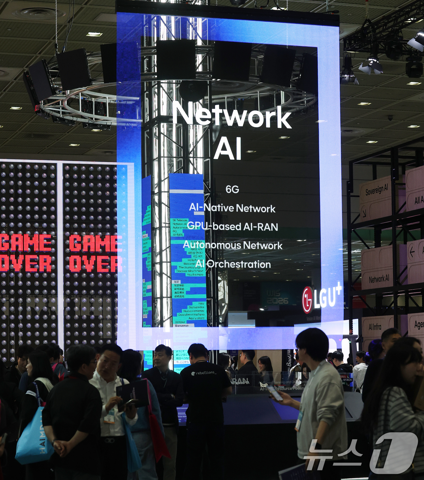 (서울=뉴스1) 오대일 기자 = 22일 서울 강남구 코엑스에서 열린 '2026 월드IT쇼'(WIS 2026)를 찾은 관람객들이 SKT 부스를 둘러보고 있다.'생각을 넘어 행동으로: …