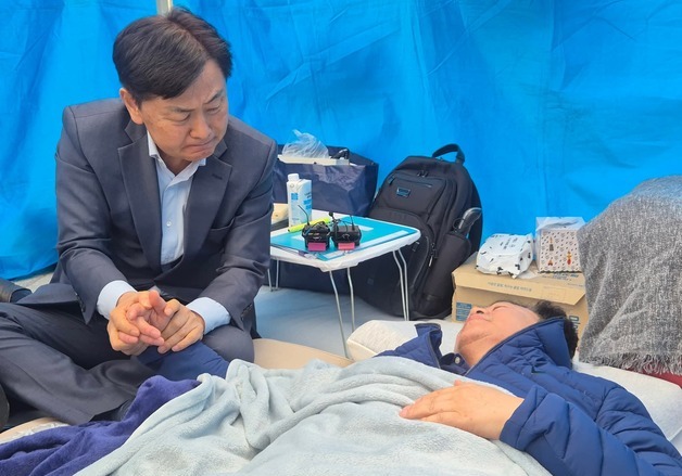 안호영 단식 현장 찾은 김관영 "고독한 몸부림, 결코 헛되지 않을 것"
