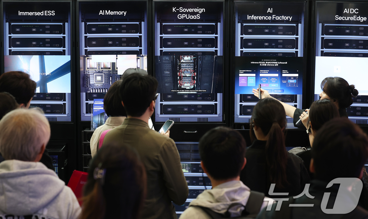 (서울=뉴스1) 오대일 기자 = 22일 서울 강남구 코엑스에서 열린 '2026 월드IT쇼'(WIS 2026)를 찾은 관람객들이 SKT 부스에서 AI데이터센터를 살펴보고 있다.'생각 …