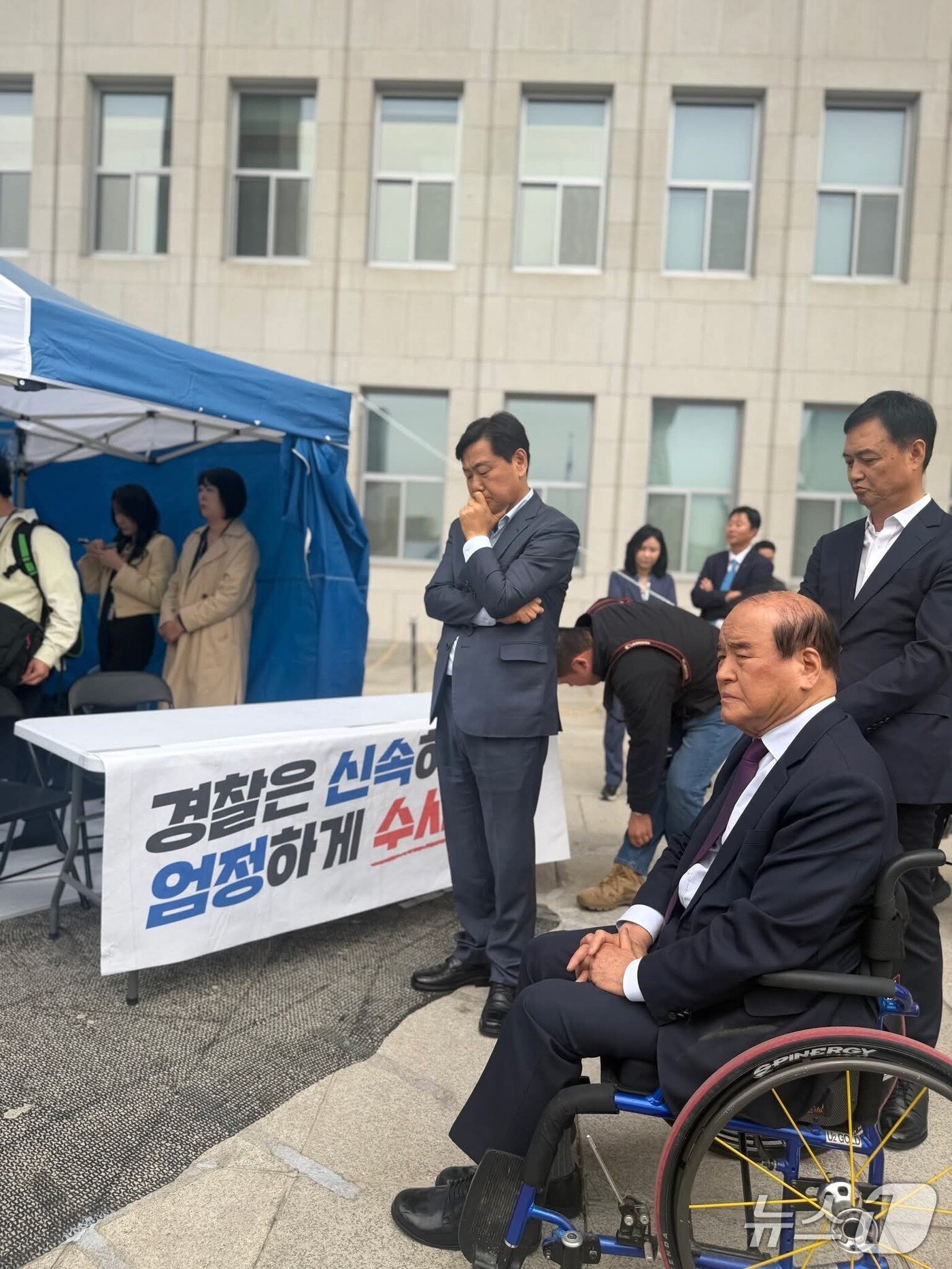 본문 이미지 - 22일 김관영 전북지사와 윤석정 전북애향본부 총재 등이 걱정스런 표정으로 안호영 의원의 농성장을 바라보고 있다.(김관영 전북지사 페이스북 인용. 재판매 및 DB금지)/뉴스1 