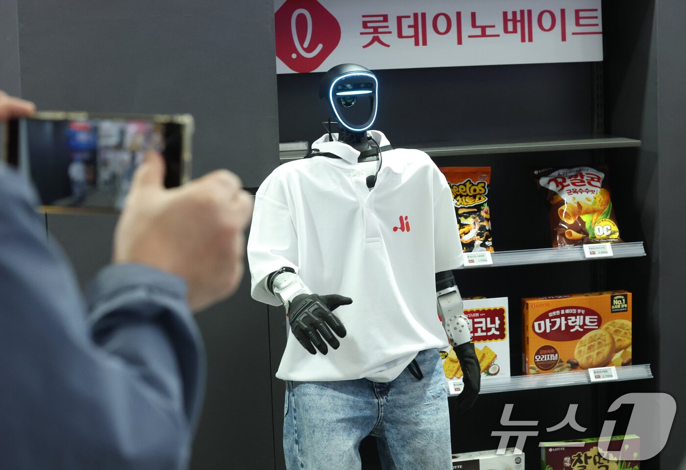 본문 이미지 - 지난 4월 22일 서울 강남구 코엑스에서 열린 '2026 월드IT쇼'(WIS 2026)를 찾은 관람객들이 롯데이노베이트 부스에서 AI 로봇이 운영하는 편의점을 살펴보고 있다. 2026.4.22 ⓒ 뉴스1 오대일 기자