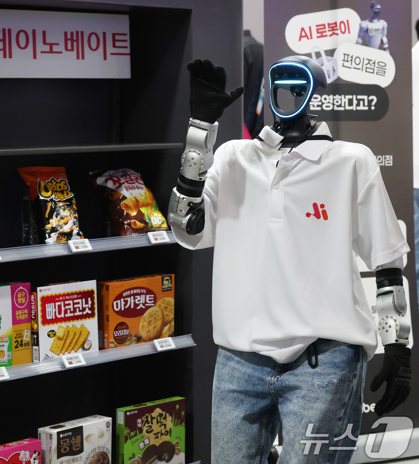 (서울=뉴스1) 오대일 기자 = 22일 서울 강남구 코엑스에서 열린 '2026 월드IT쇼'(WIS 2026)를 찾은 관람객들이 롯데이노베이트 부스에서 AI 로봇이 운영하는 편의점을 …