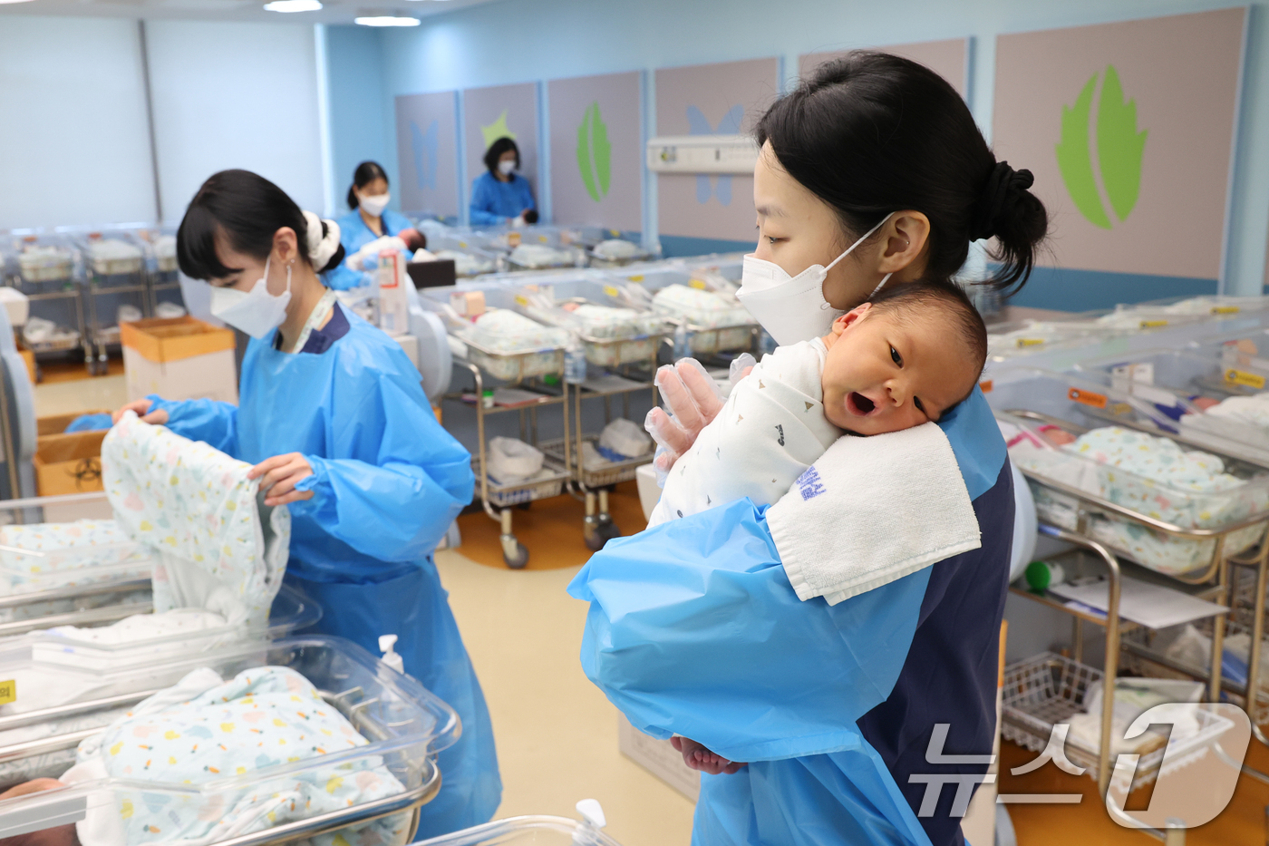 (고양=뉴스1) 안은나 기자 = 22일 경기 고양시 차의과학대학교 일산차병원 신생아실에서 간호사들이 신생아를 돌보고 있다.국가데이터처가 이날 발표한 2026년 2월 인구동향에 따르 …