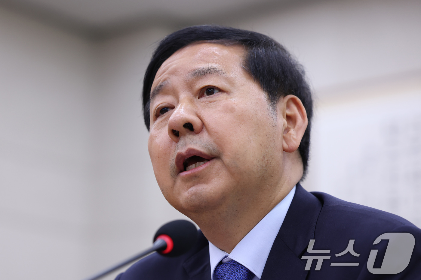 (서울=뉴스1) 신웅수 기자 = 구윤철 부총리 겸 재정경제부 장관이 22일 서울 여의도 국회에서 열린 법제사법위원회 전체회의에서 의원 질의에 답변하고 있다. 2026.4.22/뉴스 …