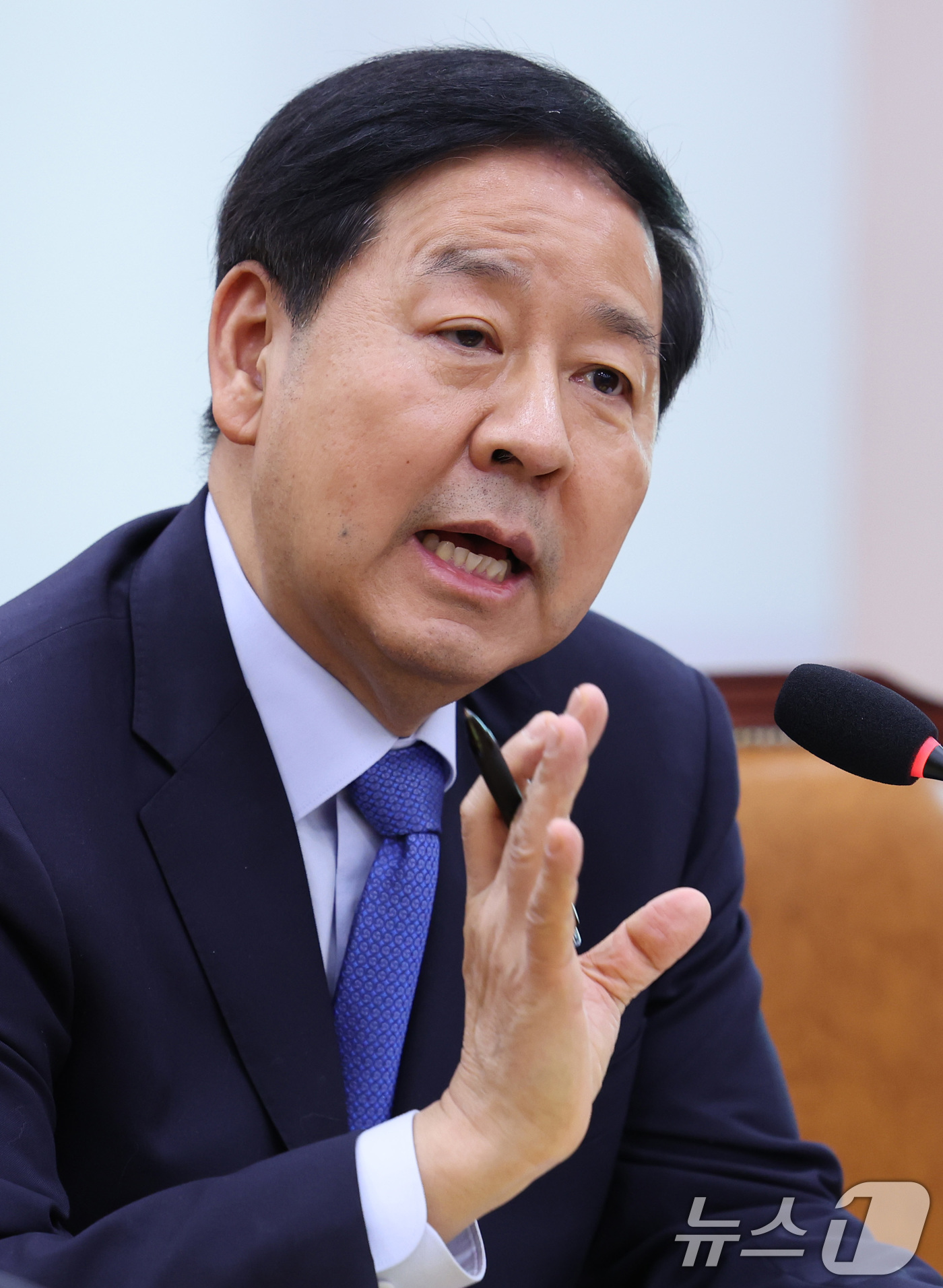 (서울=뉴스1) 신웅수 기자 = 구윤철 부총리 겸 재정경제부 장관이 22일 서울 여의도 국회에서 열린 법제사법위원회 전체회의에서 의원 질의에 답변하고 있다. 2026.4.22/뉴스 …