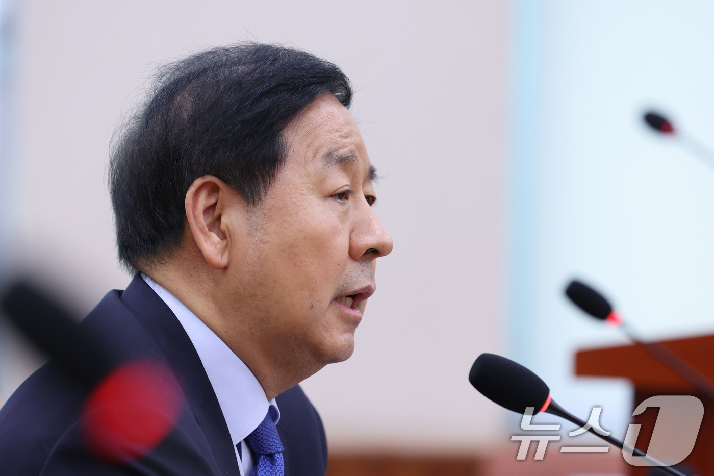 (서울=뉴스1) 신웅수 기자 = 구윤철 부총리 겸 재정경제부 장관이 22일 서울 여의도 국회에서 열린 법제사법위원회 전체회의에서 의원 질의에 답변하고 있다. 2026.4.22/뉴스 …