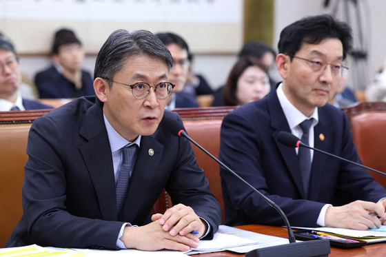 의원 질의 답변하는 권대영 부위원장