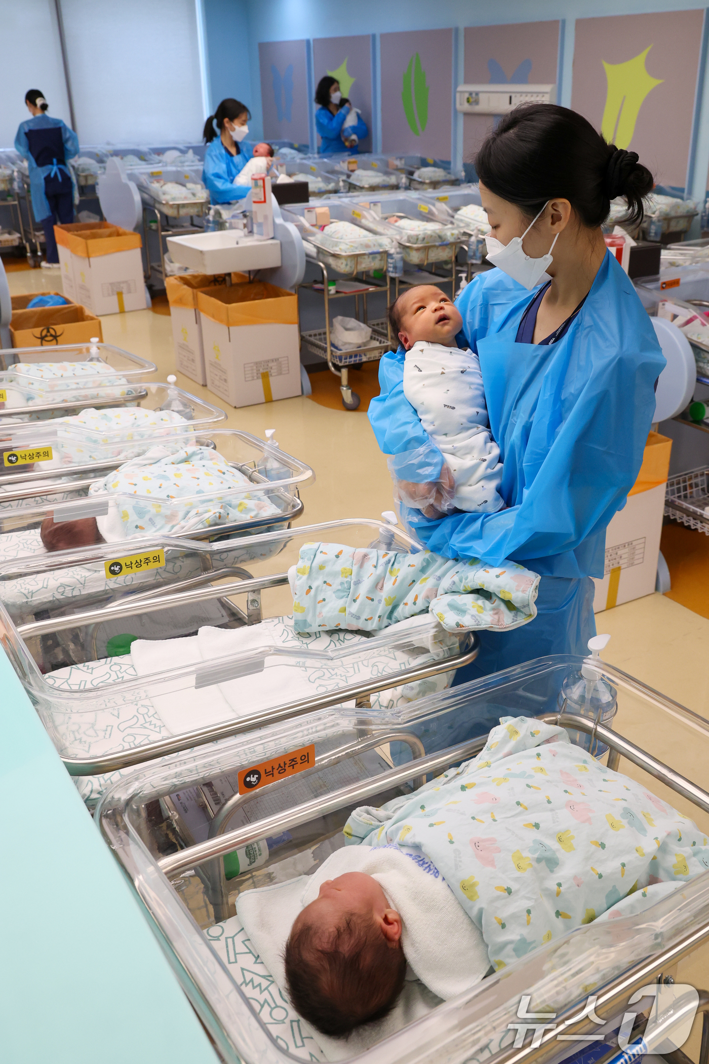 (고양=뉴스1) 안은나 기자 = 22일 경기 고양시 차의과학대학교 일산차병원 신생아실에서 간호사들이 신생아를 돌보고 있다.국가데이터처가 이날 발표한 2026년 2월 인구동향에 따르 …