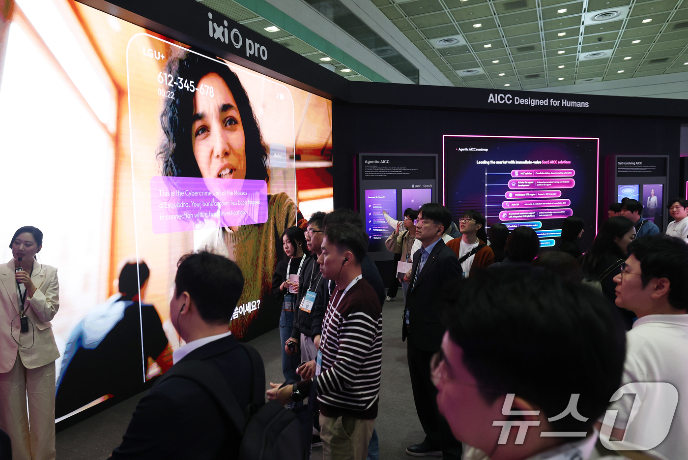 (서울=뉴스1) 오대일 기자 = 22일 서울 강남구 코엑스에서 열린 '2026 월드IT쇼'(WIS 2026)를 찾은 관람객들이 LG유플러스 부스를 둘러보고 있다.'생각을 넘어 행동 …