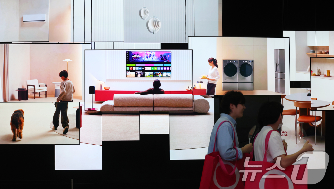 (서울=뉴스1) 오대일 기자 = 22일 서울 강남구 코엑스에서 열린 '2026 월드IT쇼'(WIS 2026)를 찾은 관람객들이 LG전자 부스를 둘러보고 있다.'생각을 넘어 행동으로 …