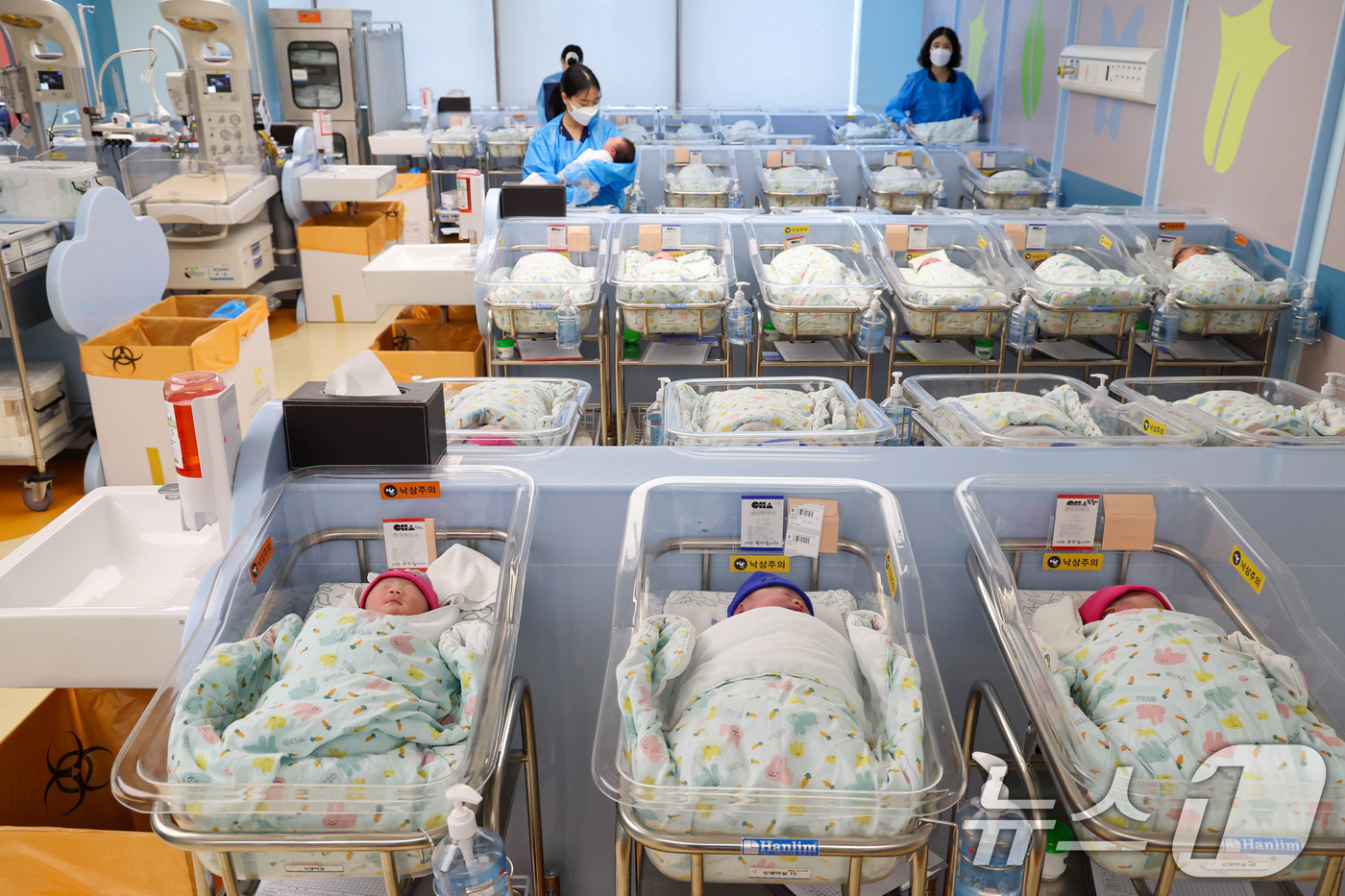 (고양=뉴스1) 안은나 기자 = 22일 경기 고양시 차의과학대학교 일산차병원 신생아실에서 간호사들이 신생아를 돌보고 있다.국가데이터처가 이날 발표한 2026년 2월 인구동향에 따르 …