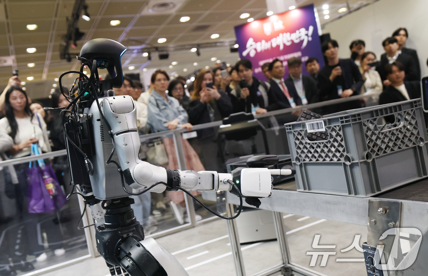 (서울=뉴스1) 오대일 기자 = 22일 서울 강남구 코엑스에서 열린 '2026 월드IT쇼'(WIS 2026)를 찾은 관람객들이 KT 부스에서 K-RaaS 플랫폼을 활용한 산업 현장 …