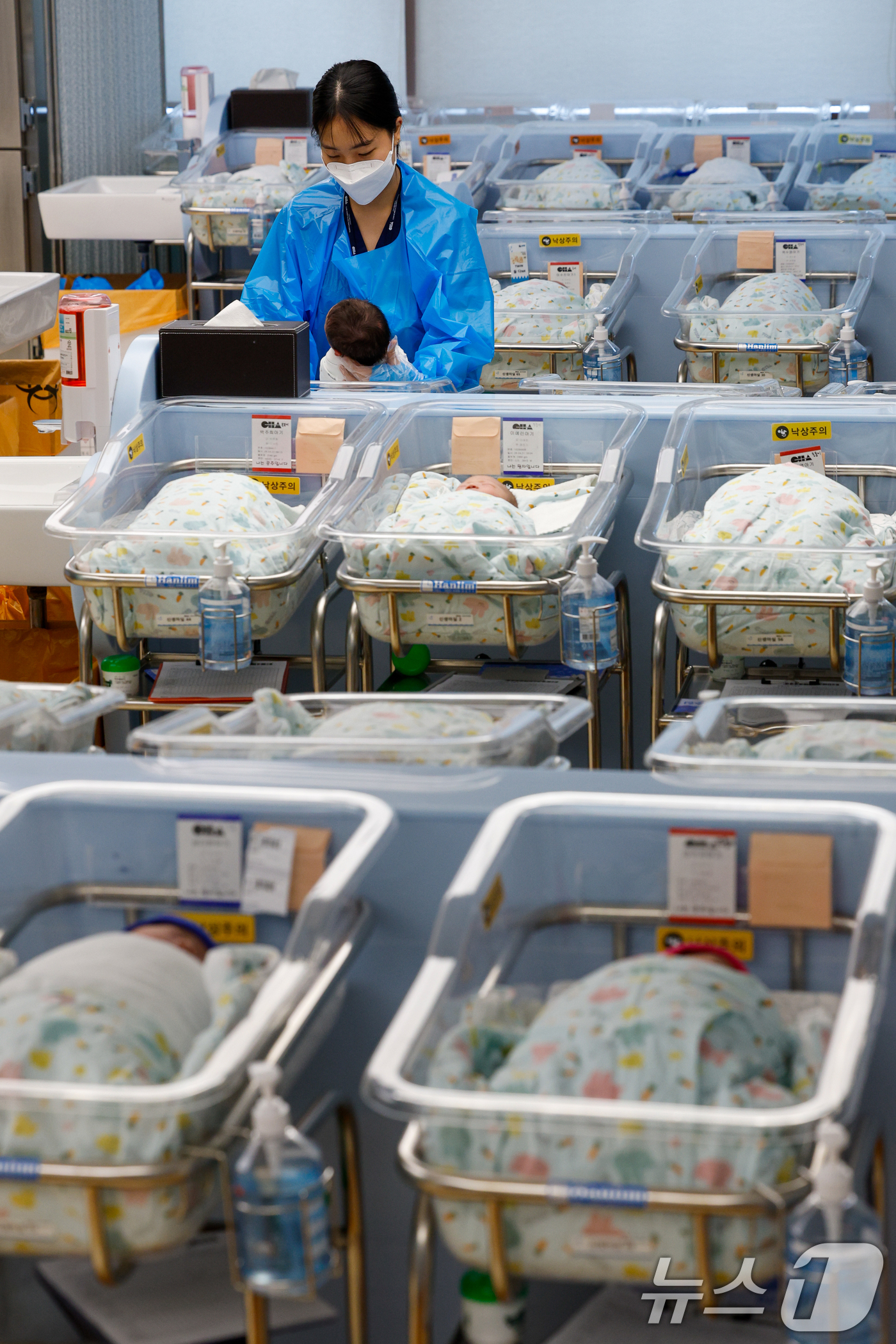 (고양=뉴스1) 안은나 기자 = 22일 경기 고양시 차의과학대학교 일산차병원 신생아실에서 간호사들이 신생아를 돌보고 있다.국가데이터처가 이날 발표한 2026년 2월 인구동향에 따르 …