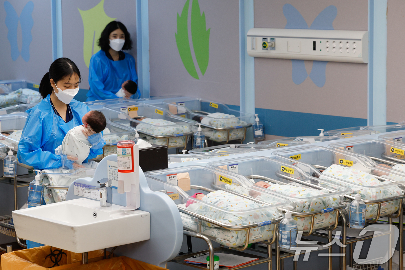 (고양=뉴스1) 안은나 기자 = 22일 경기 고양시 차의과학대학교 일산차병원 신생아실에서 간호사들이 신생아를 돌보고 있다.국가데이터처가 이날 발표한 2026년 2월 인구동향에 따르 …