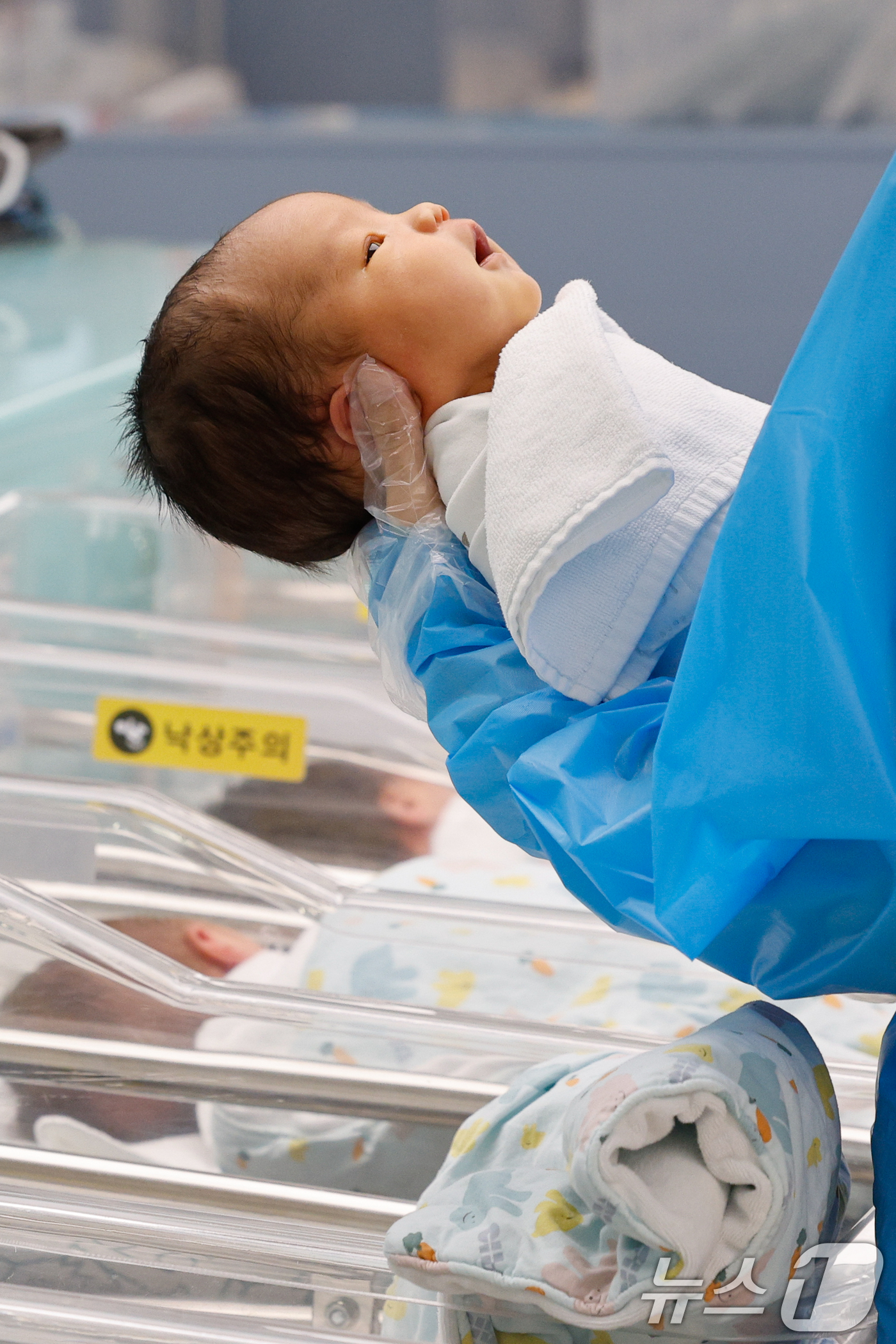 (고양=뉴스1) 안은나 기자 = 22일 경기 고양시 차의과학대학교 일산차병원 신생아실에서 간호사들이 신생아를 돌보고 있다.국가데이터처가 이날 발표한 2026년 2월 인구동향에 따르 …