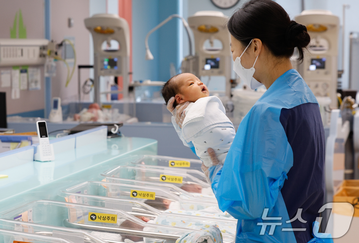 (고양=뉴스1) 안은나 기자 = 22일 경기 고양시 차의과학대학교 일산차병원 신생아실에서 간호사들이 신생아를 돌보고 있다.국가데이터처가 이날 발표한 2026년 2월 인구동향에 따르 …