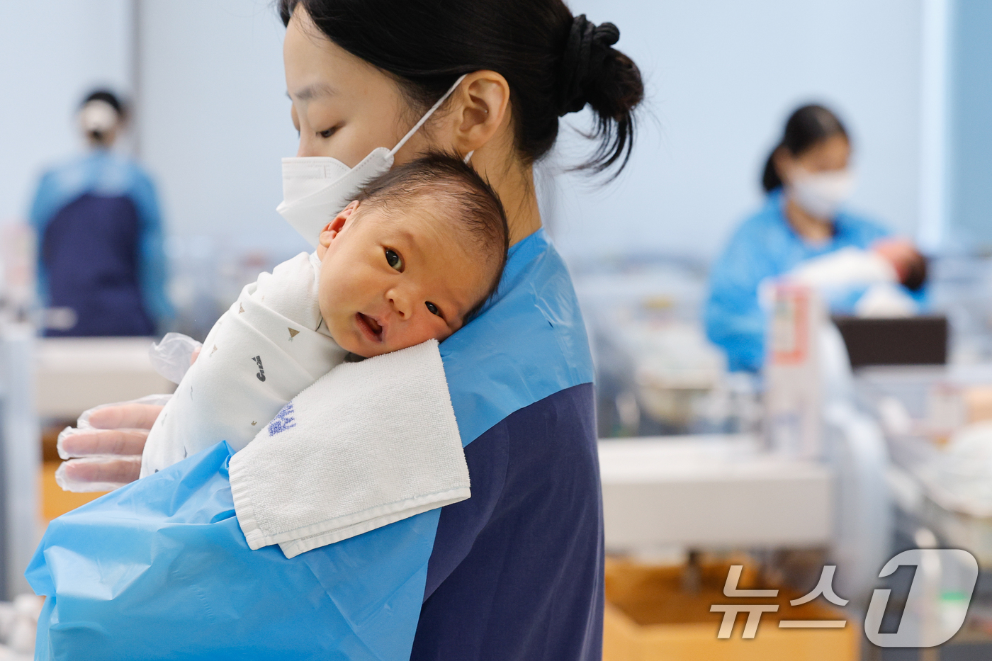 (고양=뉴스1) 안은나 기자 = 22일 경기 고양시 차의과학대학교 일산차병원 신생아실에서 간호사들이 신생아를 돌보고 있다.국가데이터처가 이날 발표한 2026년 2월 인구동향에 따르 …