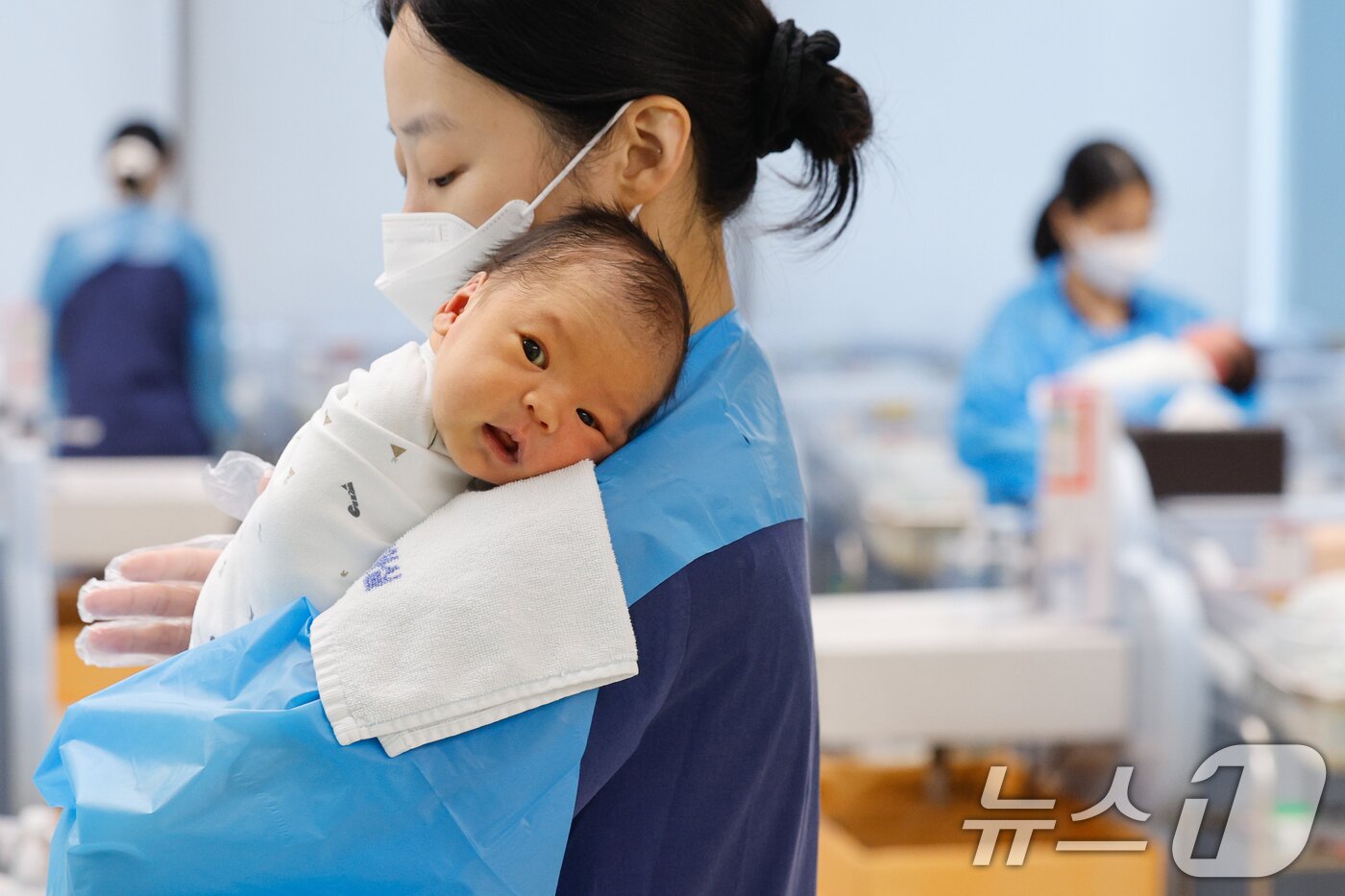 본문 이미지 - 경기 고양시 차의과학대학교 일산차병원 신생아실에서 간호사들이 신생아를 돌보고 있다.  2026.4.22 ⓒ 뉴스1 안은나 기자