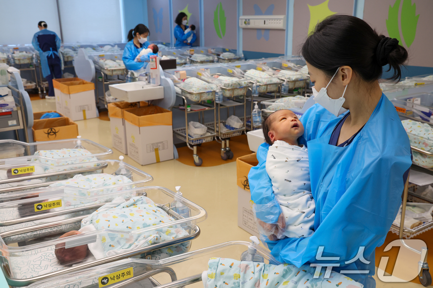(고양=뉴스1) 안은나 기자 = 22일 경기 고양시 차의과학대학교 일산차병원 신생아실에서 간호사들이 신생아를 돌보고 있다.국가데이터처가 이날 발표한 2026년 2월 인구동향에 따르 …