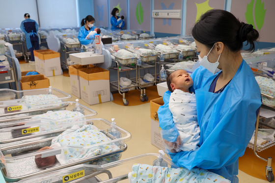 혼인 증가·합계출산율 증가로 2월 출생아 수 '13.6% 증가'