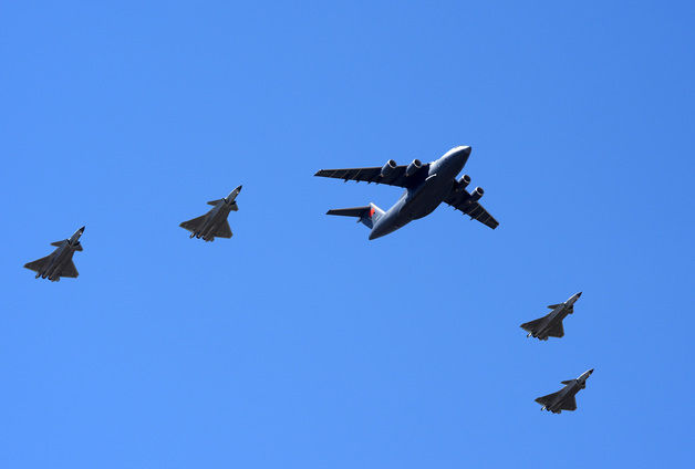 "영웅이 돌아왔다"…中, 한국전쟁 중국군 유해 12구 대대적 환영