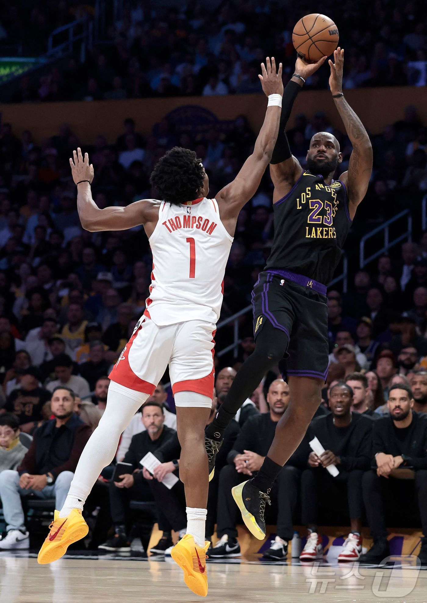 본문 이미지 - NBA 레이커스 제임스(오른쪽)가 22일(한국시간) 휴스턴과 경기에서 슛을 쏘고 있다.ⓒ AFP=뉴스1