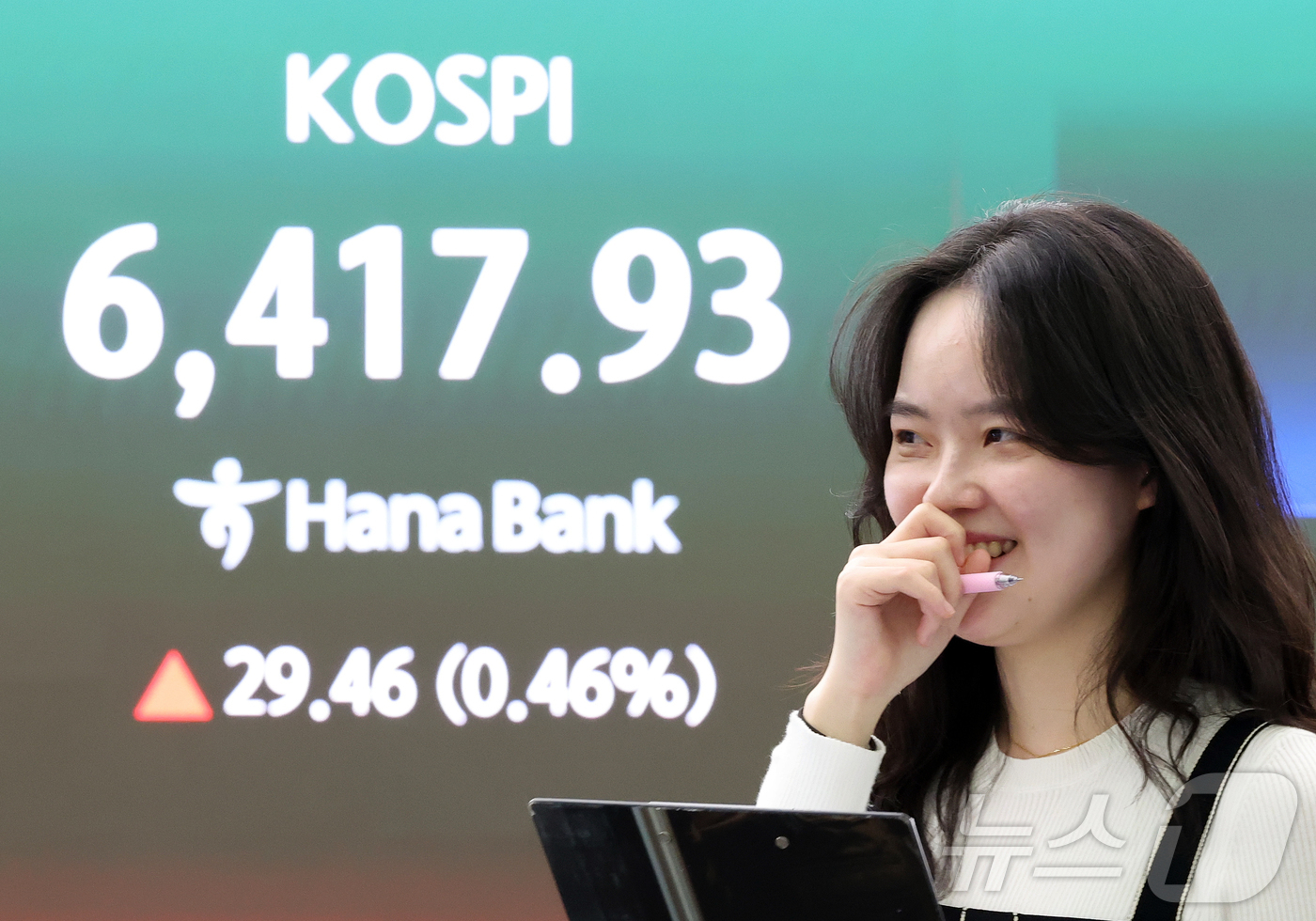 (서울=뉴스1) 김진환 기자 = 22일 오후 서울 중구 하나은행 딜링룸 전광판에 코스피지수 증시 종가 시황이 나타나고 있다. 이날 코스피 지수는 전거래일 대비 29.46(0.46% …