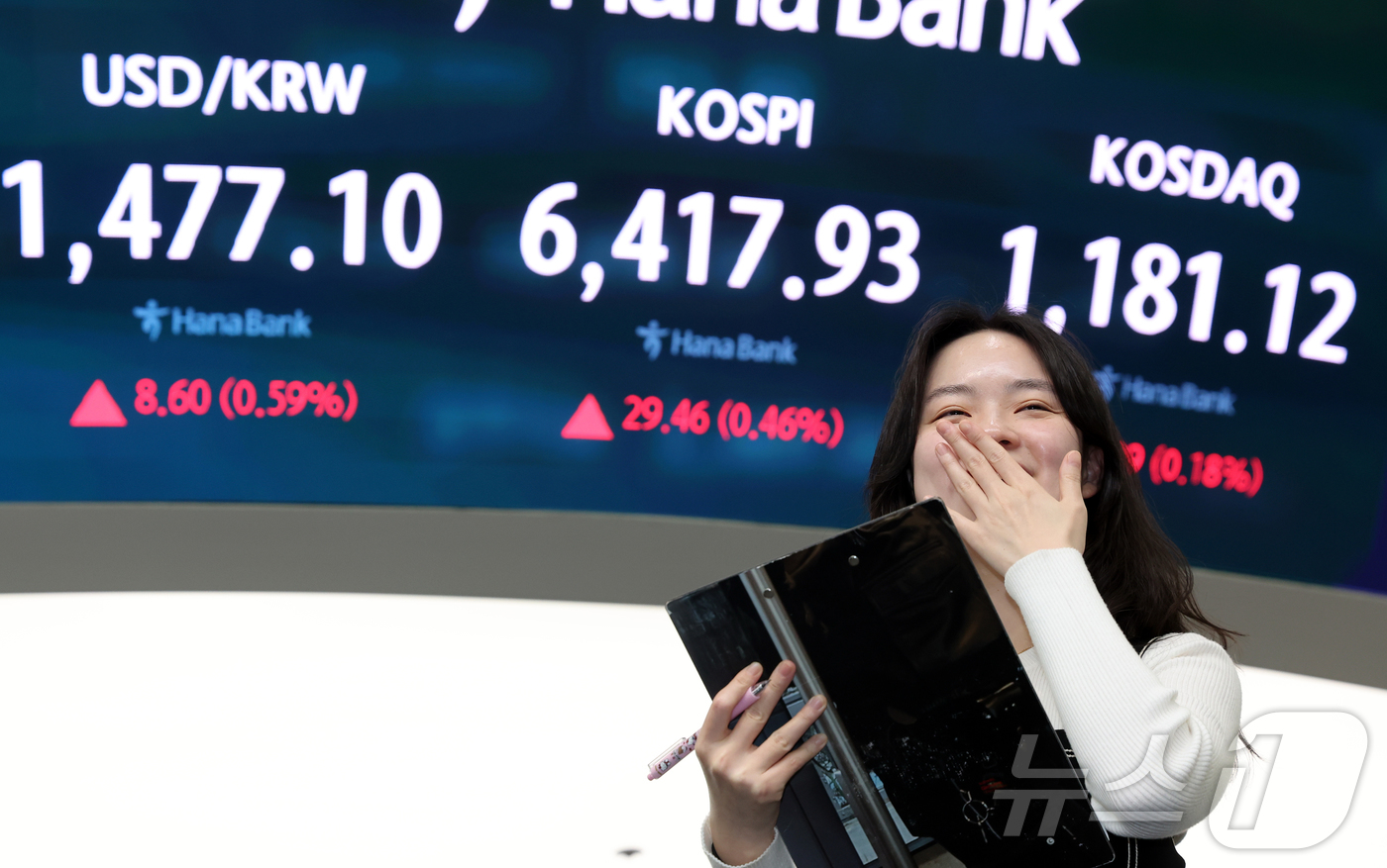 (서울=뉴스1) 김진환 기자 = 22일 오후 서울 중구 하나은행 딜링룸 전광판에 코스피지수 증시 종가 시황이 나타나고 있다. 이날 코스피 지수는 전거래일 대비 29.46(0.46% …