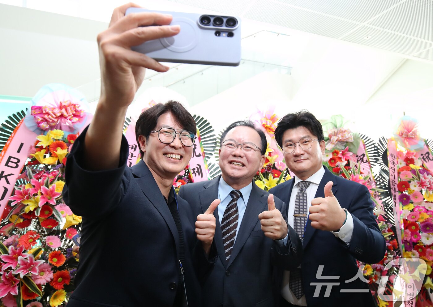 본문 이미지 - 김부겸 더불어민주당 대구시장 예비후보가 22일 오후 대구 북구 iM뱅크 2본점에서 열린 71회 정보통신의 날 기념행사를 찾아 시민과 인사 나눈 뒤 기념촬영을 하고 있다. 2026.4.22 ⓒ 뉴스1 공정식 기자