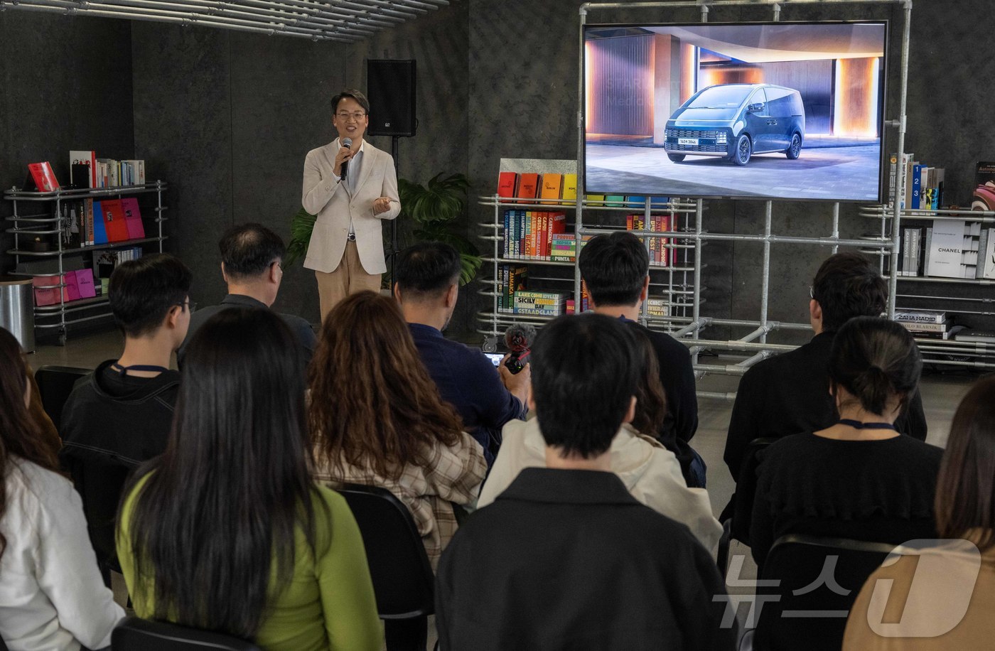 (서울=뉴스1) = 지난 21일 서울 강남구 현대 모터스튜디오 서울에서 열린 현대자동차 '더 뉴 스타리아 리무진 미디어 갤러리' 행사에서 이철민 현대자동차 국내마케팅실 상무가 취재 …