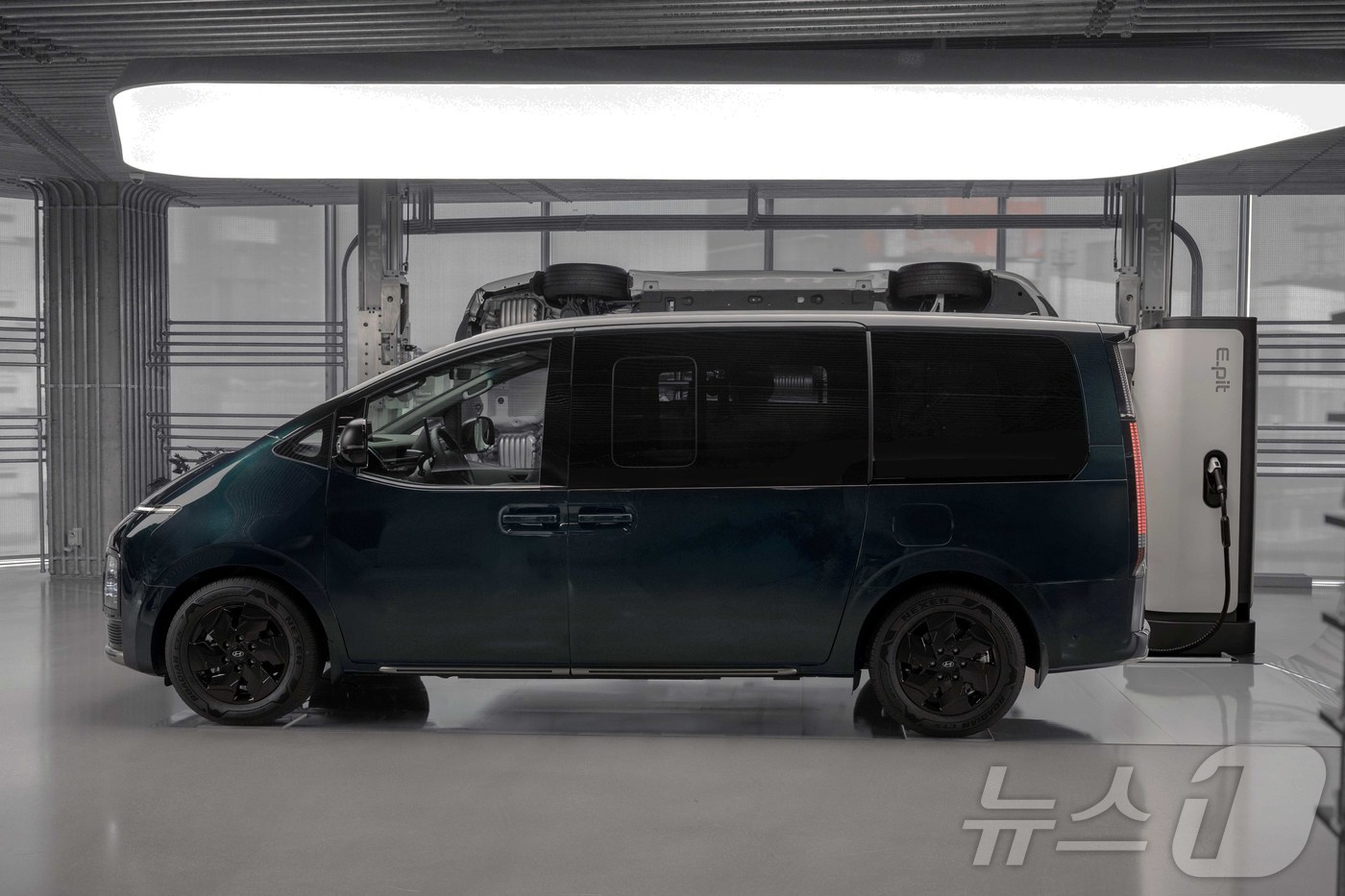 (서울=뉴스1) = 지난 21일 서울 강남구 현대 모터스튜디오 서울에서 열린 현대자동차 '더 뉴 스타리아 리무진 미디어 갤러리' 행사에 더 뉴 스타리아 일렉트릭이 전시되어 있다. …