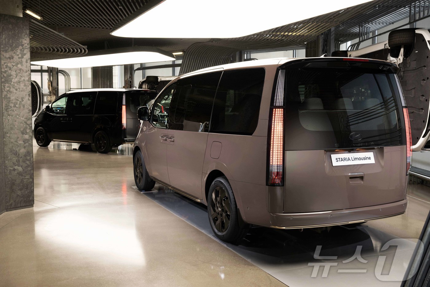 (서울=뉴스1) = 지난 21일 서울 강남구 현대 모터스튜디오 서울에서 열린 현대자동차 '더 뉴 스타리아 리무진 미디어 갤러리' 행사에 더 뉴 스타리아 리무진이 전시되어 있다. ( …