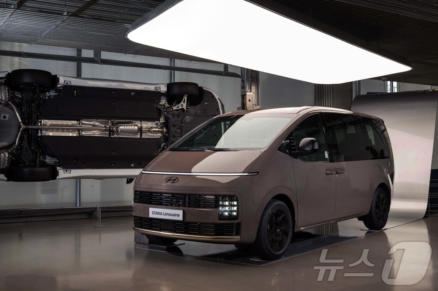 (서울=뉴스1) = 지난 21일 서울 강남구 현대 모터스튜디오 서울에서 열린 현대자동차 '더 뉴 스타리아 리무진 미디어 갤러리' 행사에 더 뉴 스타리아 리무진이 전시되어 있다. ( …