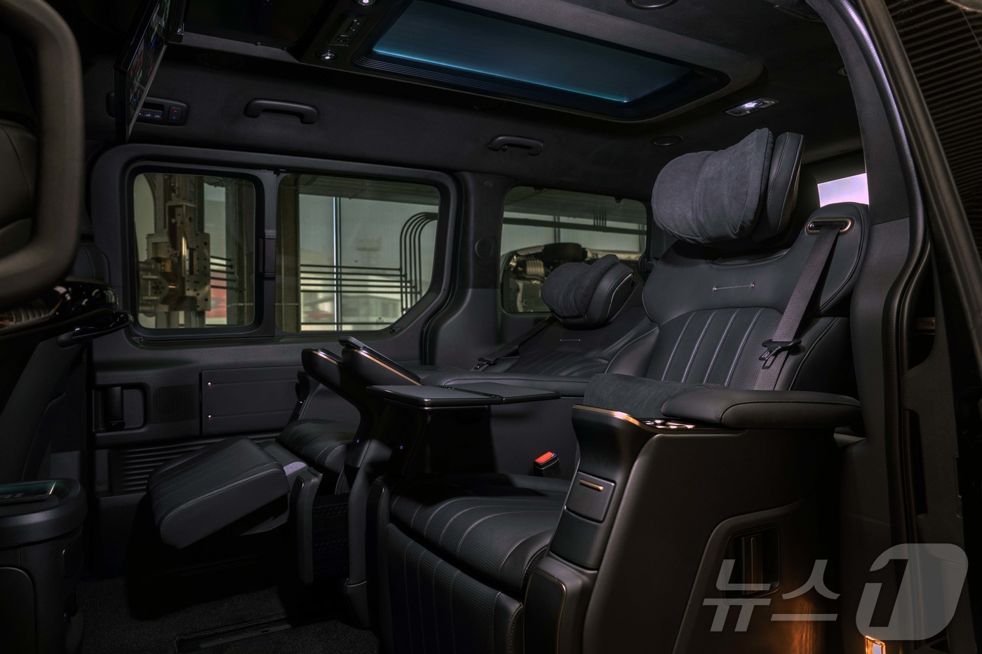 (서울=뉴스1) = 지난 21일 서울 강남구 현대 모터스튜디오 서울에서 열린 현대자동차 '더 뉴 스타리아 리무진 미디어 갤러리' 행사에 더 뉴 스타리아 리무진이 전시되어 있다. ( …