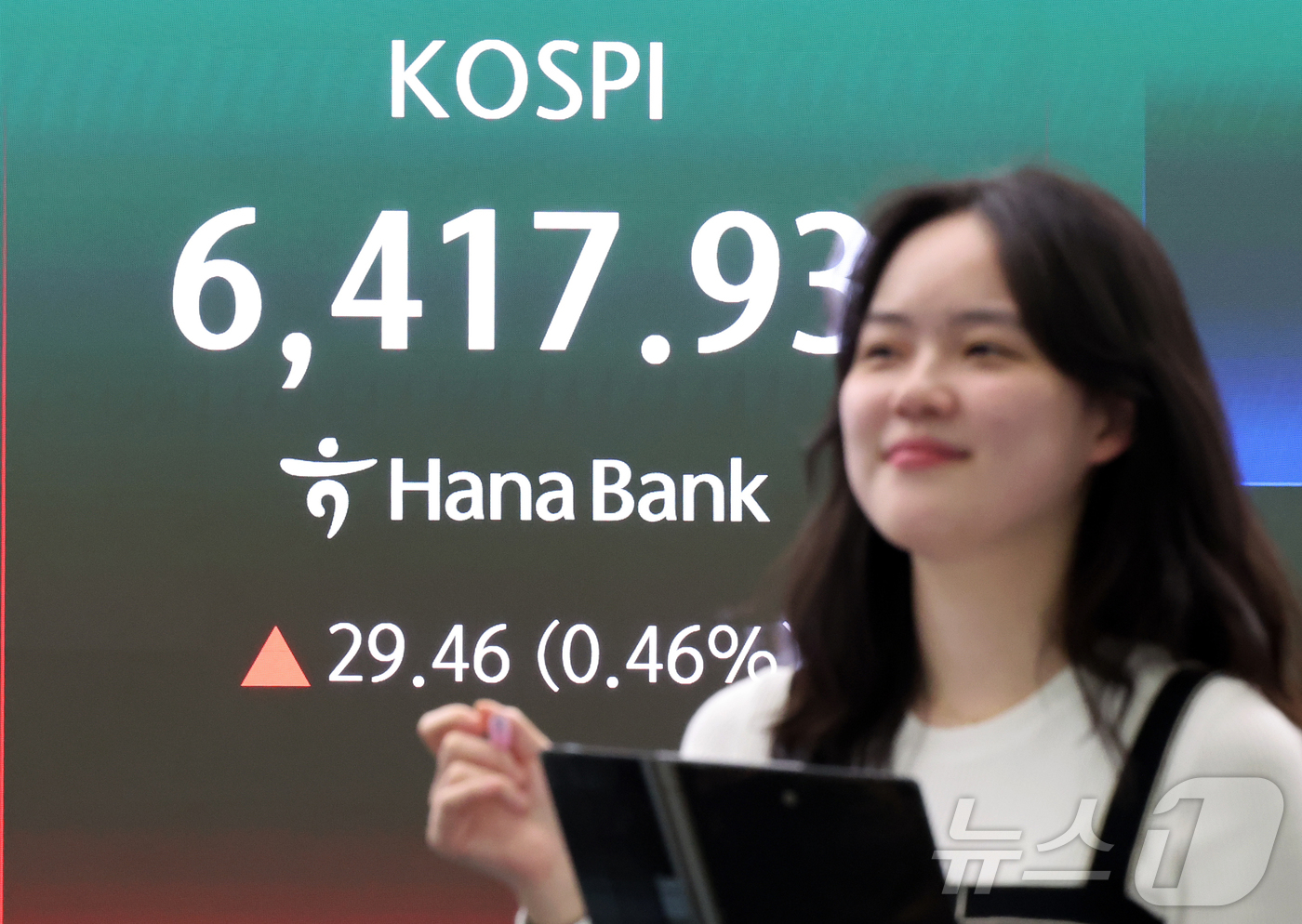 (서울=뉴스1) 김진환 기자 = 22일 오후 서울 중구 하나은행 딜링룸 전광판에 코스피지수 증시 종가 시황이 나타나고 있다. 이날 코스피 지수는 전거래일 대비 29.46(0.46% …