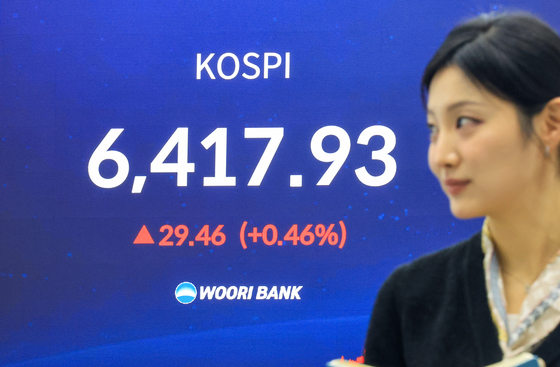 코스피 6417 또 최고가…외인 '팔자' 개미 1.2조 '사자' 방어 [시황종합]