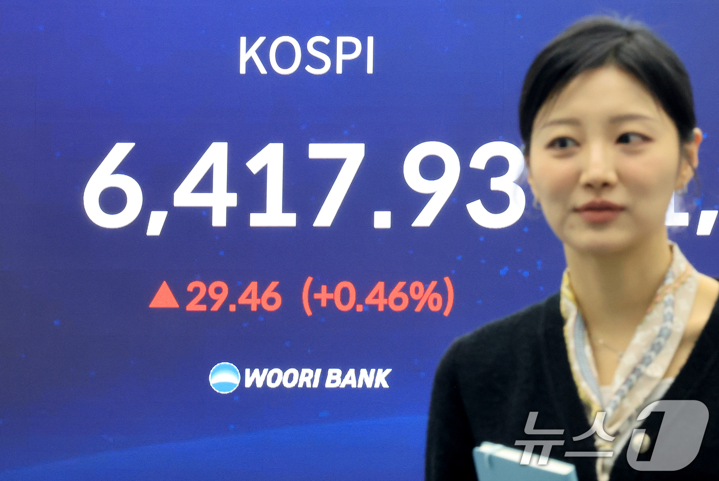 (서울=뉴스1) 이호윤 기자 = 코스피 지수가 연일 사상 최고치를 경신한 22일 서울 중구 우리은행 본점 딜링룸 전광판에 종가가 표시되고 있다. 이날 코스피 지수는 전거래일 대비 …