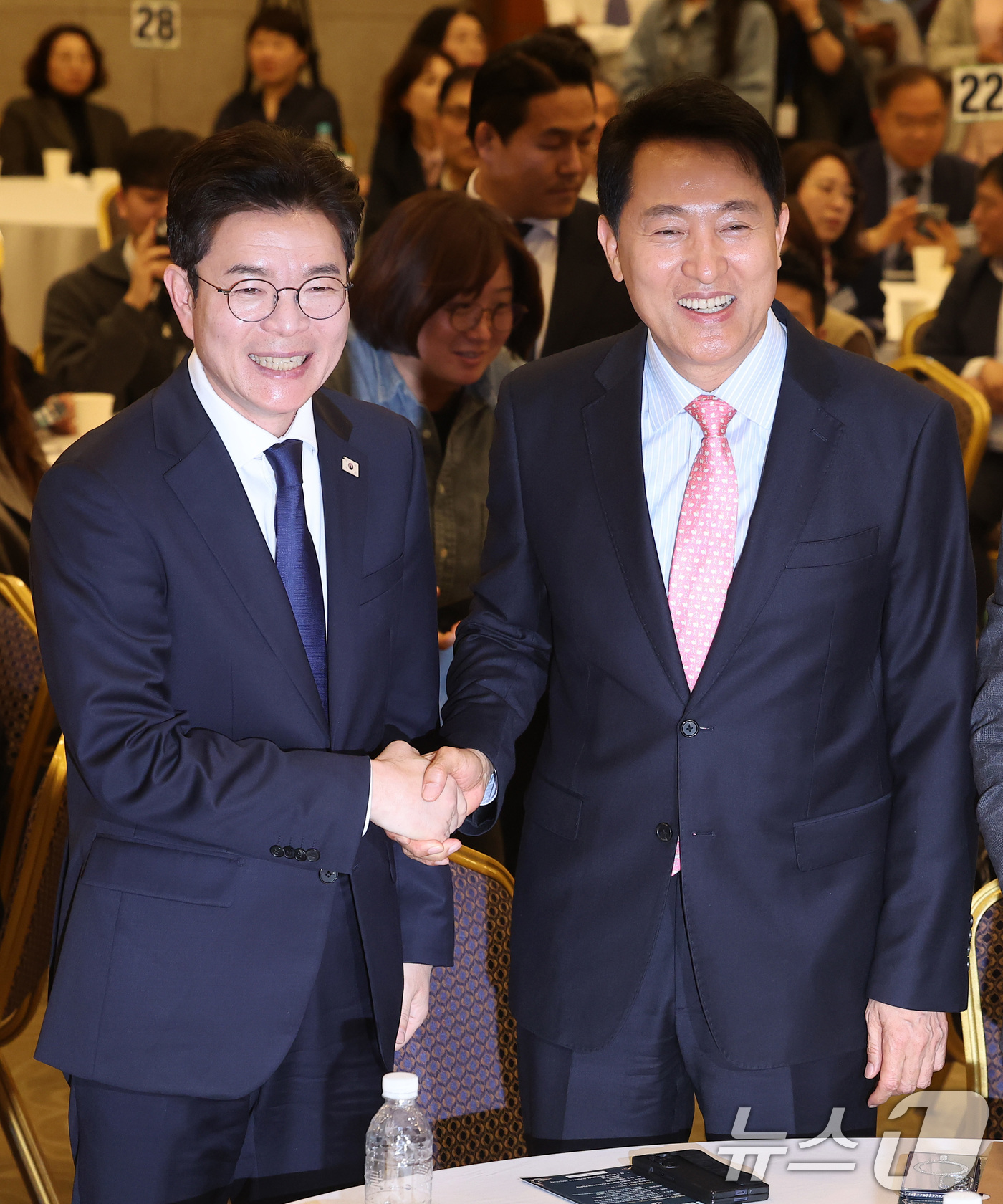 (서울=뉴스1) 김성진 기자 = 오세훈 서울시장(오른쪽)과 정원오 더불어민주당 서울시장 후보가 22일 서울 용산구 백범김구기념관 컨벤션홀에서 열린 서울시사회복지사협회 창립 40주년 …