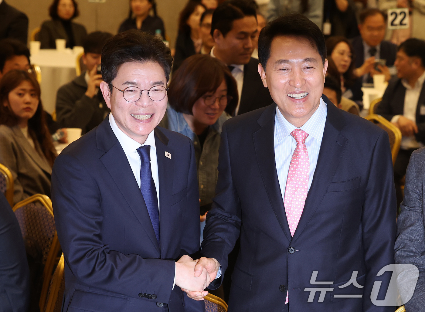 (서울=뉴스1) 김성진 기자 = 오세훈 서울시장(오른쪽)과 정원오 더불어민주당 서울시장 후보가 22일 서울 용산구 백범김구기념관 컨벤션홀에서 열린 서울시사회복지사협회 창립 40주년 …