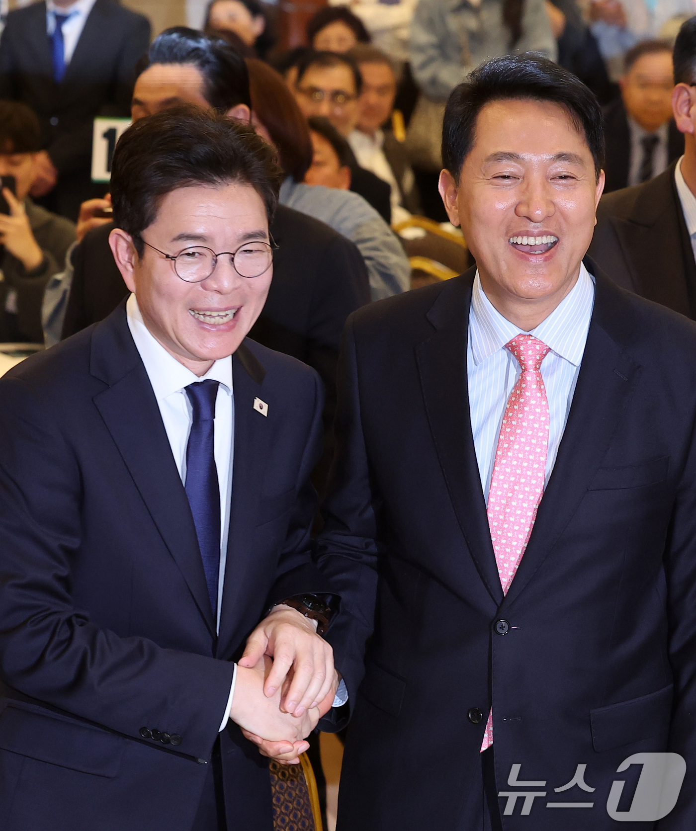 (서울=뉴스1) 김성진 기자 = 오세훈 서울시장(오른쪽)과 정원오 더불어민주당 서울시장 후보가 22일 서울 용산구 백범김구기념관 컨벤션홀에서 열린 서울시사회복지사협회 창립 40주년 …